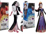 Trois poupées représentant des méchants de Disney sont alignées sur un fond blanc