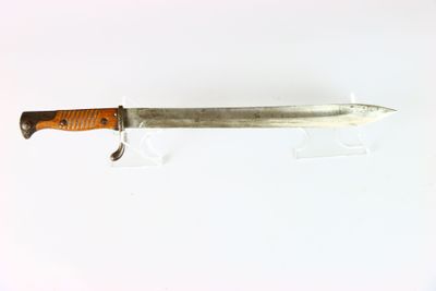 un couteau posé sur un support, sur une table