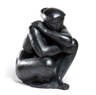 sculpture noire représentant un homme assis à genoux, les mains posées sur les genoux