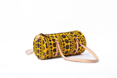 un sac à imprimé léopard jaune et noir sur fond blanc
