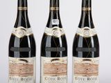 trois bouteilles de vin posées l'une à côté de l'autre sur une table
