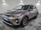 le SUV gris est garé sur le sol en damier d'un garage