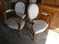 Paire de fauteuils dossier médaillon de style Louis XVI, gar… (photo 3)