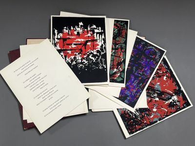 beaucoup de cartes posées sur une table
