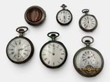 cinq types différents de montres de poche sur un fond blanc