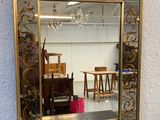 un miroir posé sur une table devant un mur