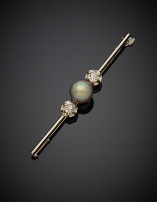 une broche en forme de barre, ornée d'une perle noire et de diamants