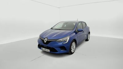une voiture bleue dans une pièce blanche au sol blanc