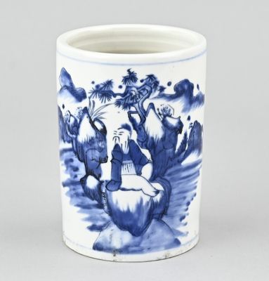 un vase bleu et blanc orné d'une image représentant des personnes