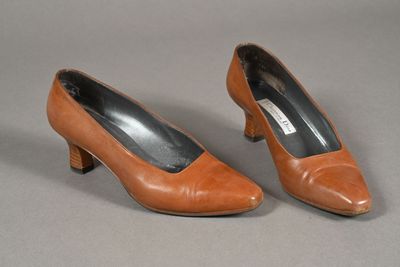 CHRISTIAN DIOR Boutique. Paire d'escarpins en cuir camel, ta…
