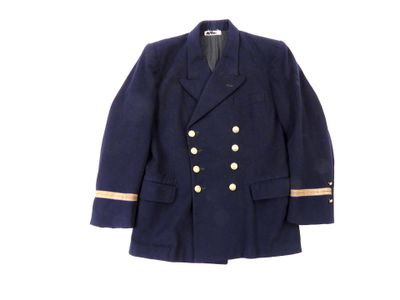une veste bleue avec des boutons dorés sur le revers