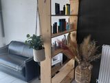 une pièce avec un canapé et une bibliothèque
