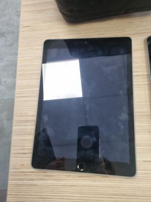 quelqu'un prend une photo d'une tablette avec son téléphone portable