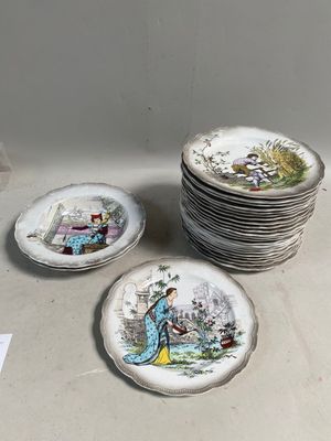 un grand nombre d'assiettes posées sur une table