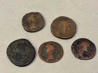 quatre types de pièces différents sont présentés sur une surface blanche