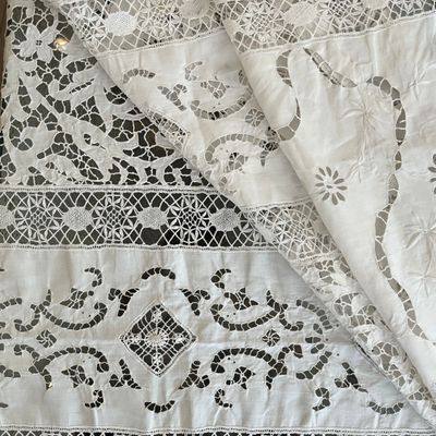 un gros plan sur une nappe blanche ornée d'un motif