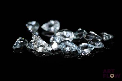 de très jolis diamants sur une surface noire avec un fond noir
