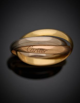 un gros plan d'une bague en or sur laquelle est gravé un nom