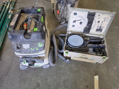 deux machines qui sont placées l'une à côté de l'autre sur le sol