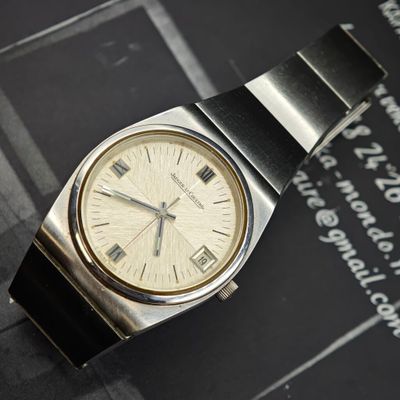 une montre posée sur un livre