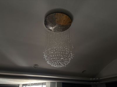 un lustre suspendu au plafond d'une pièce