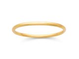 une bague en or jaune à l'alliance fine sur fond blanc