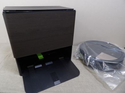 un ordinateur portable posé sur une table, à côté d'un sac en plastique