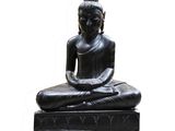statue d'un Bouddha assis sur un socle noir