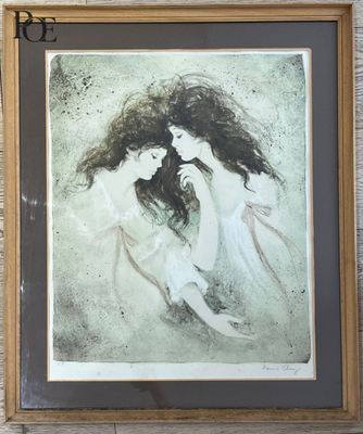 tableau représentant deux femmes aux cheveux longs, encadré et accroché au mur