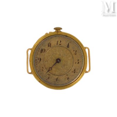 une montre de poche en or avec des chiffres romains sur le cadran