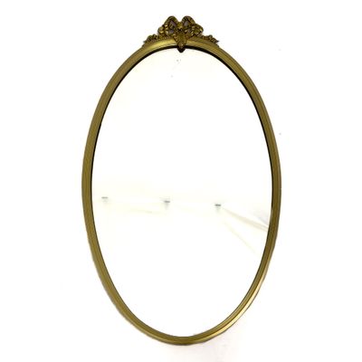 un miroir avec un cadre doré sur fond blanc