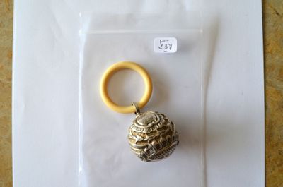 une bague en or et une bague en or sur un bout de papier