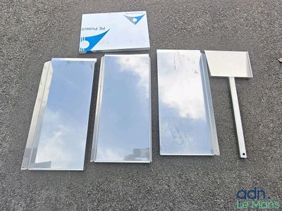 une image représentant un ensemble d'objets métalliques posés au-dessus d'un parking
