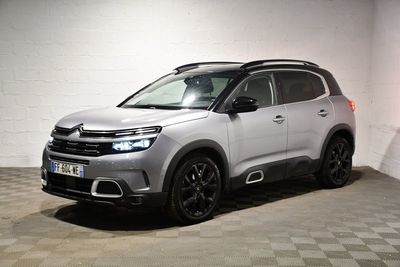 Le nouveau SUV Citroën est garé dans le garage.