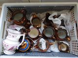 de nombreuses tasses et soucoupes dans un panier posé sur la table