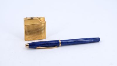 un briquet et un stylo bleu posés l'un à côté de l'autre