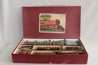 une boîte rouge contenant un circuit de train
