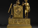 l'image d'une horloge en or posée sur une table