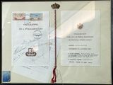 une photo représentant un tableau encadré sur lequel figure une couronne
