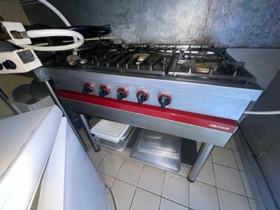 une cuisinière à trois feux dans une cuisine