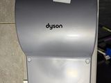 un distributeur de papier toilette fixé au mur de la salle de bains