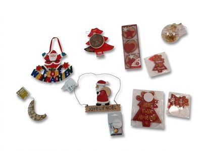 de nombreuses décorations de Noël posées sur une surface blanche
