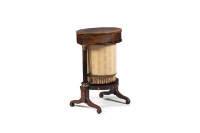 une image représentant une petite table avec un plateau et un piètement en bois