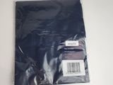 un sac en plastique noir posé sur une table blanche