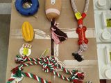 une table sur laquelle sont posés tout un tas de jouets