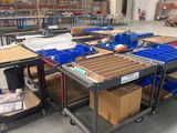 de nombreuses caisses sur la table dans l'entrepôt