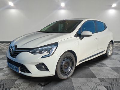 la voiture blanche est garée sur un carrelage à carreaux