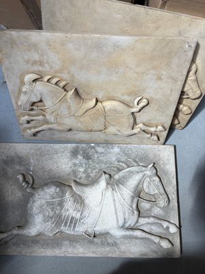 deux sculptures représentant un cheval et un homme à cheval