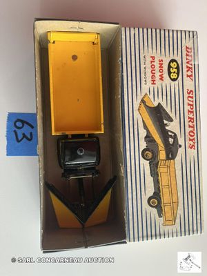 une boîte contenant une petite voiture et un appareil photo
