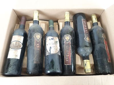 six bouteilles de vin sont posées sur une table dans un carton